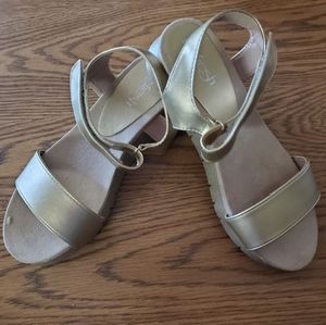 NEW Refresh brand Ladies Sandals - gold/champagne Size 8